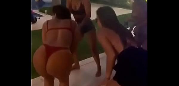 Anitta gostosa pra caralho dançando funk